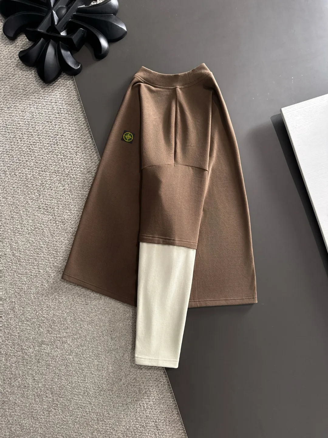 Next day shipment P360 Stone lsland/Stone Island Exclusively launches 25ss autumn and winter new products. Many stars share the same style. Craftsmanship that ordinary small workshops cannot copy. We are not afraid of any challenges in terms of materials, detail restoration and craftsmanship, just to provide you with wonderful products. Compare the top original versions at will. No expense is spared just to do better. Unique imported fabric feel. Purely imported German machine production. Precision operation. Thousands of needles density. Full set of new accessories with three standards for simultaneous customization. The upper body is versatile and fashionable. A perfect choice for autumn and winter, a must-have item. Size chart: M to XL (or state your height and weight when placing an order)